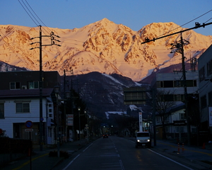 白馬駅前　　夜明け