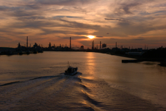 夕暮れの帰港