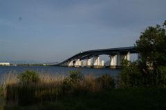 夕日に照らされる琵琶湖大橋