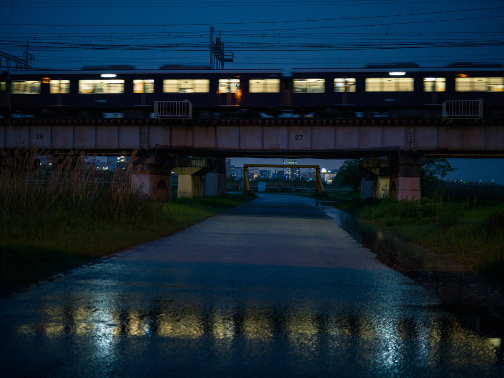 雨の淀川河川敷