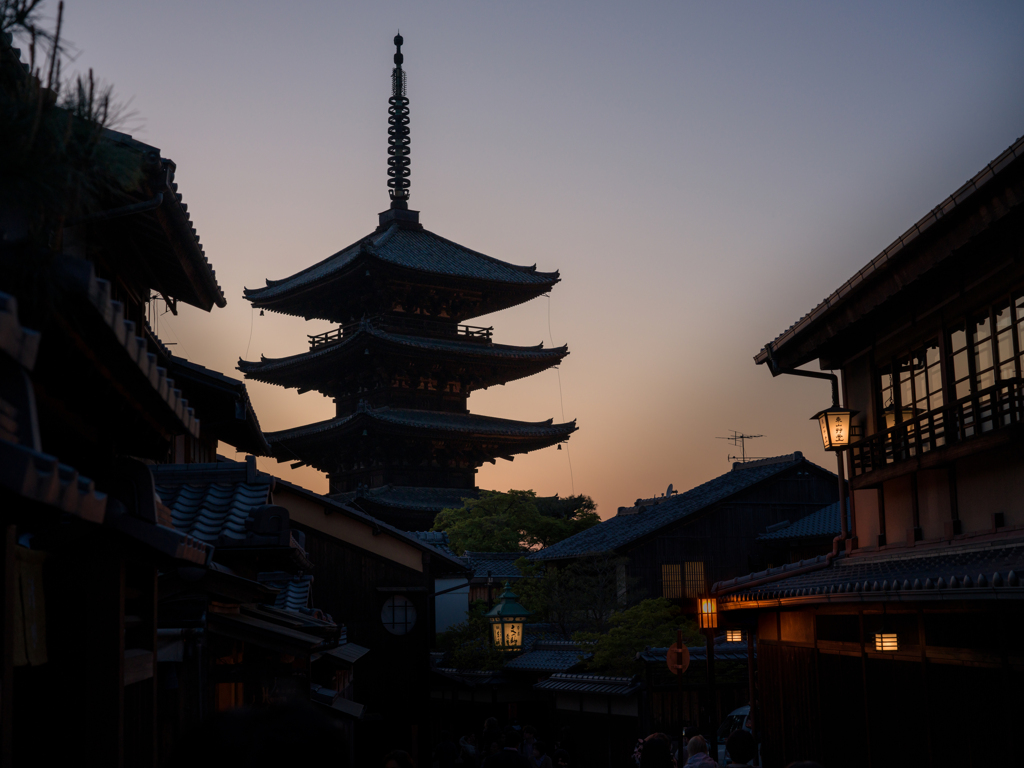 日暮近くの八坂の塔