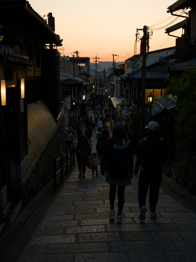 観光客が戻ってきた京都の夕暮れ