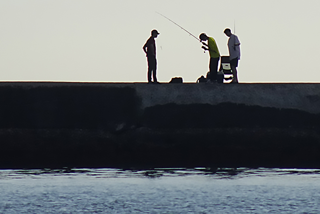 防波堤の釣り人