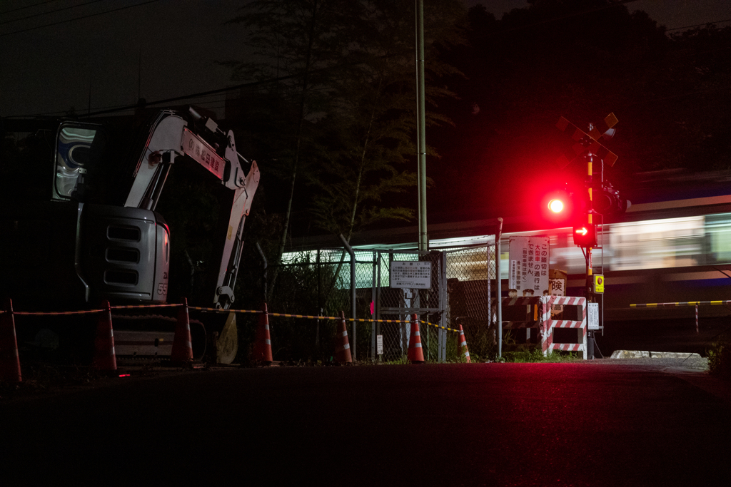 踏切脇の重機