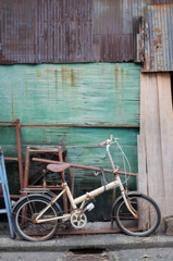 トタンと木板と自転車