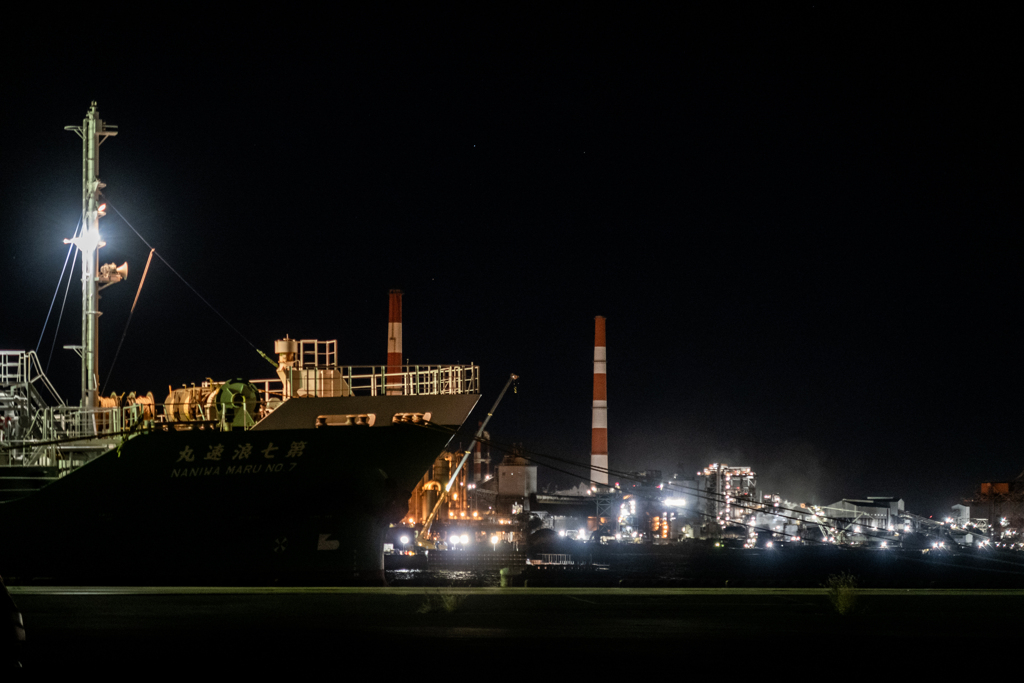 船と工場夜景