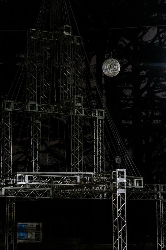 ミラーボールと鉄骨