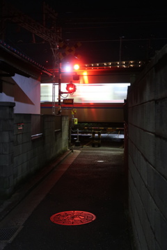 踏切とマンホール