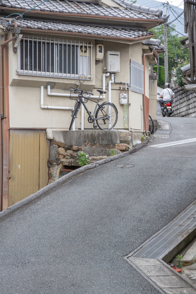 坂の途中の自転車置き場