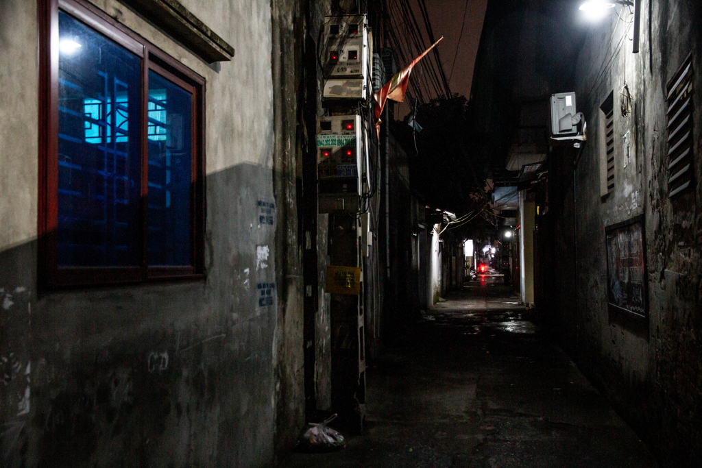夜の裏路地