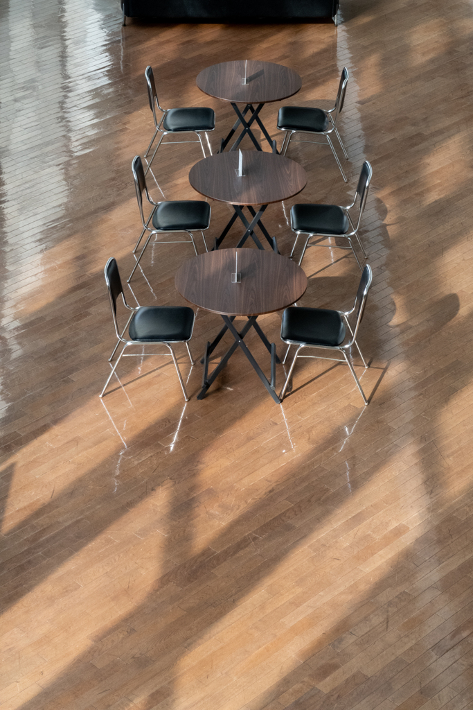 テーブル・椅子・影