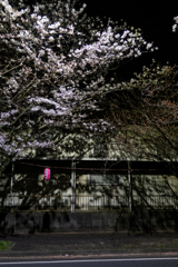 アパートの前で