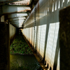 鉄橋　川と影