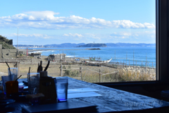 窓越しの江の島