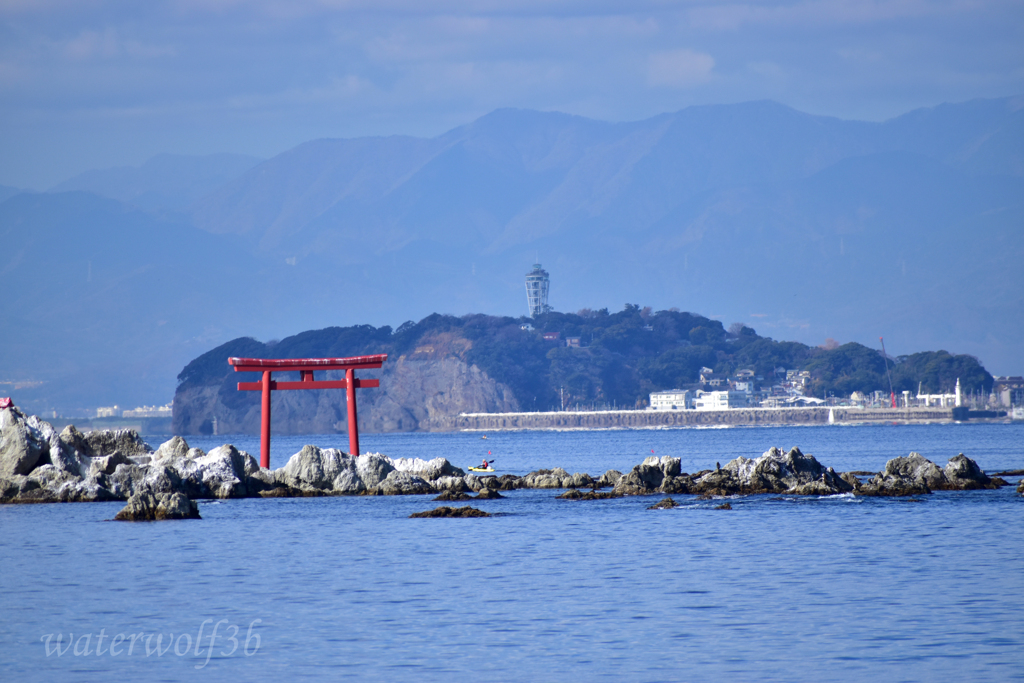 龍神様の鳥居から竜神様の島を望む