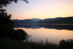 夜明け前の静かな湖畔