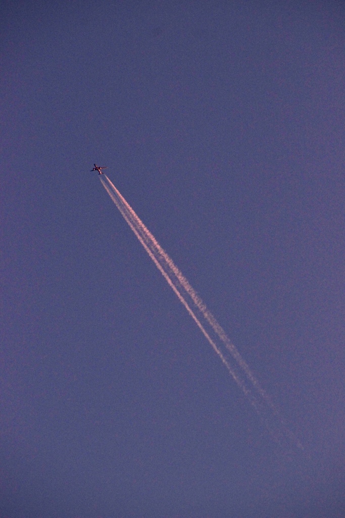 夕に染まる飛行機雲