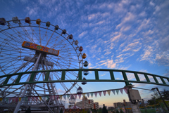 観覧車と夏の雲