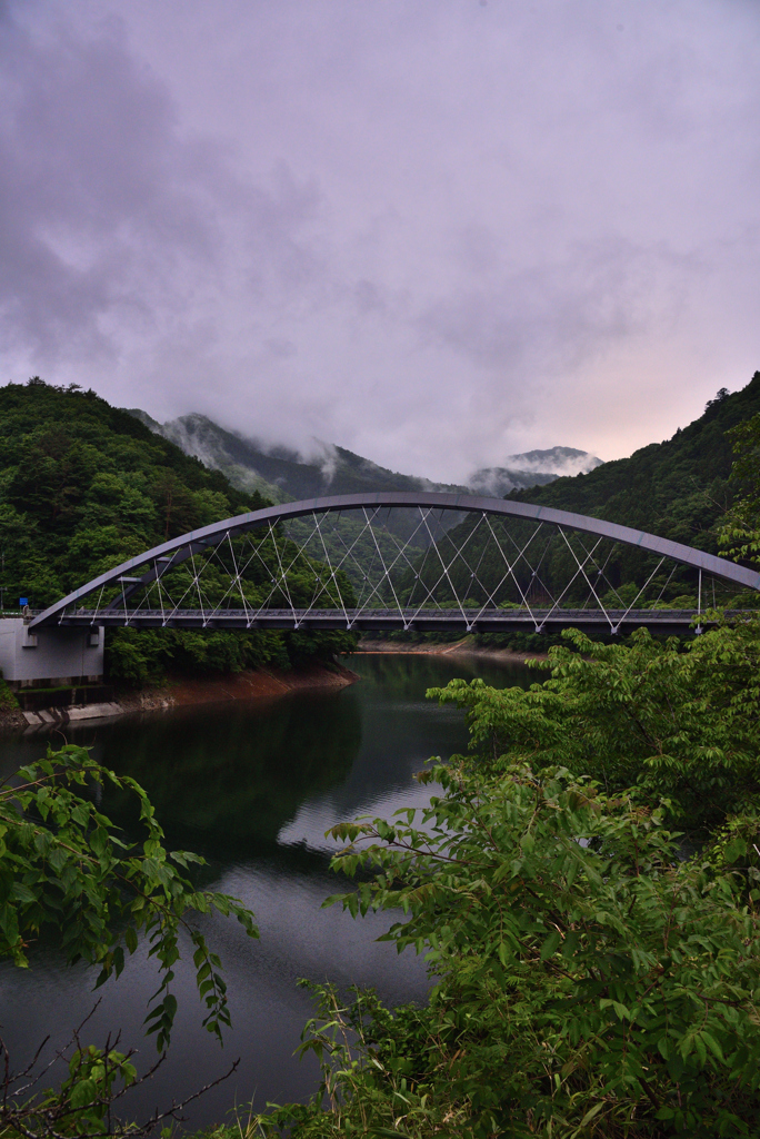 雨の降る奥多摩湖の夕べ