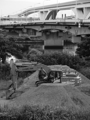 重機と建造物