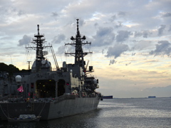 停泊中の護衛艦むらさめ