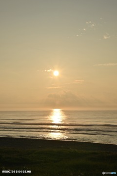 サーファーと朝陽