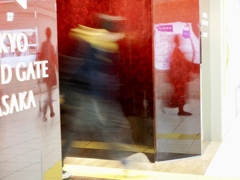 地下鉄駅コンコースにて