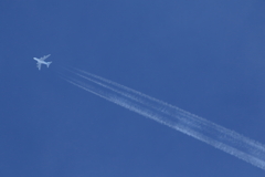 夏空　飛行機雲