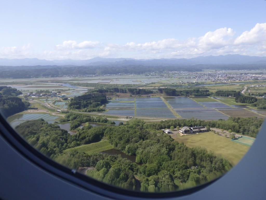 大館能代空港離陸　白神山地を望みます