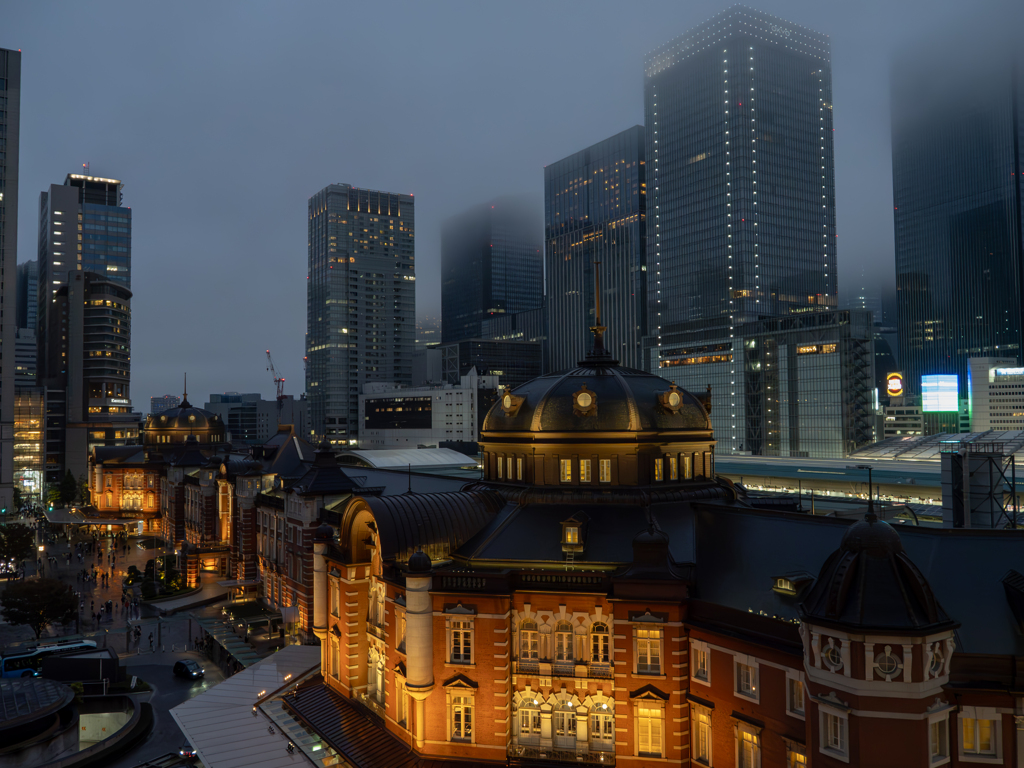 東京駅　霧雨の夜