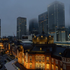 東京駅　霧雨の夜