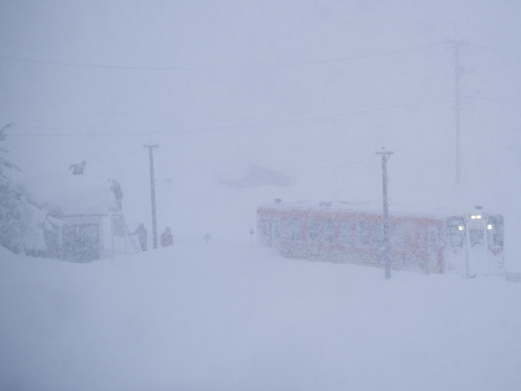 秋田内陸線　雪投げ