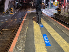 「まもなく列車が到着します、黄色い線の内側でお待ちください」