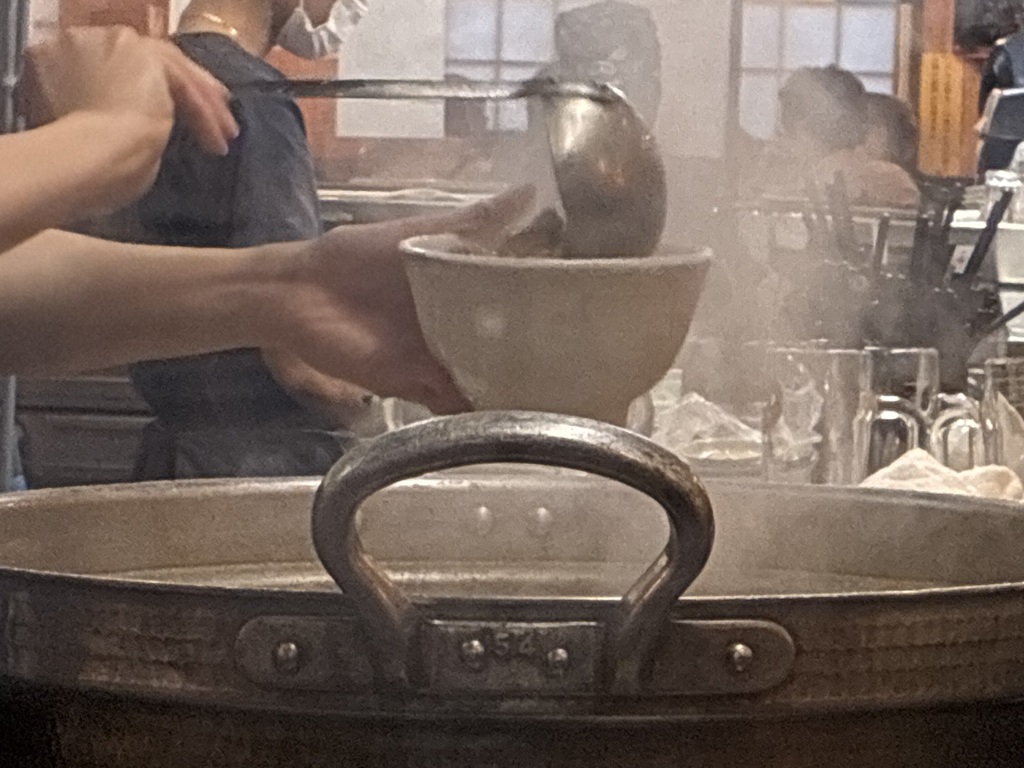 煮込みを盛る