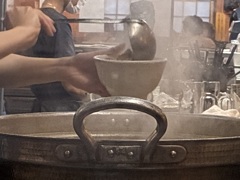 煮込みを盛る