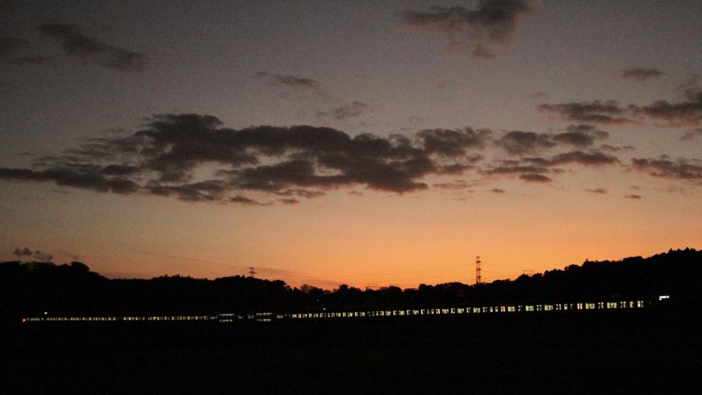 夕焼けと快速電車