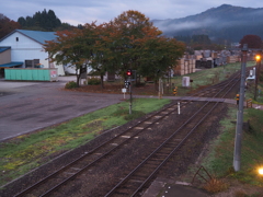 始発列車を待つ