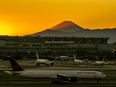 羽田の夕日と富士山と