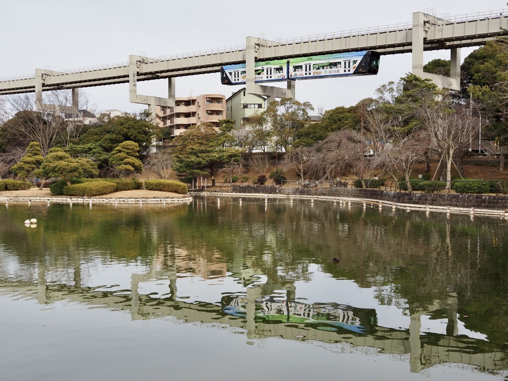 千葉モノレール　池に映ったけど