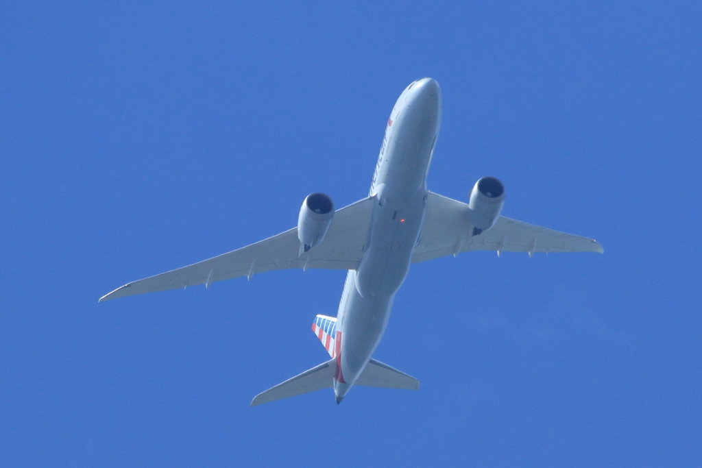 本日の我が家上空　アメリカン航空AA175便