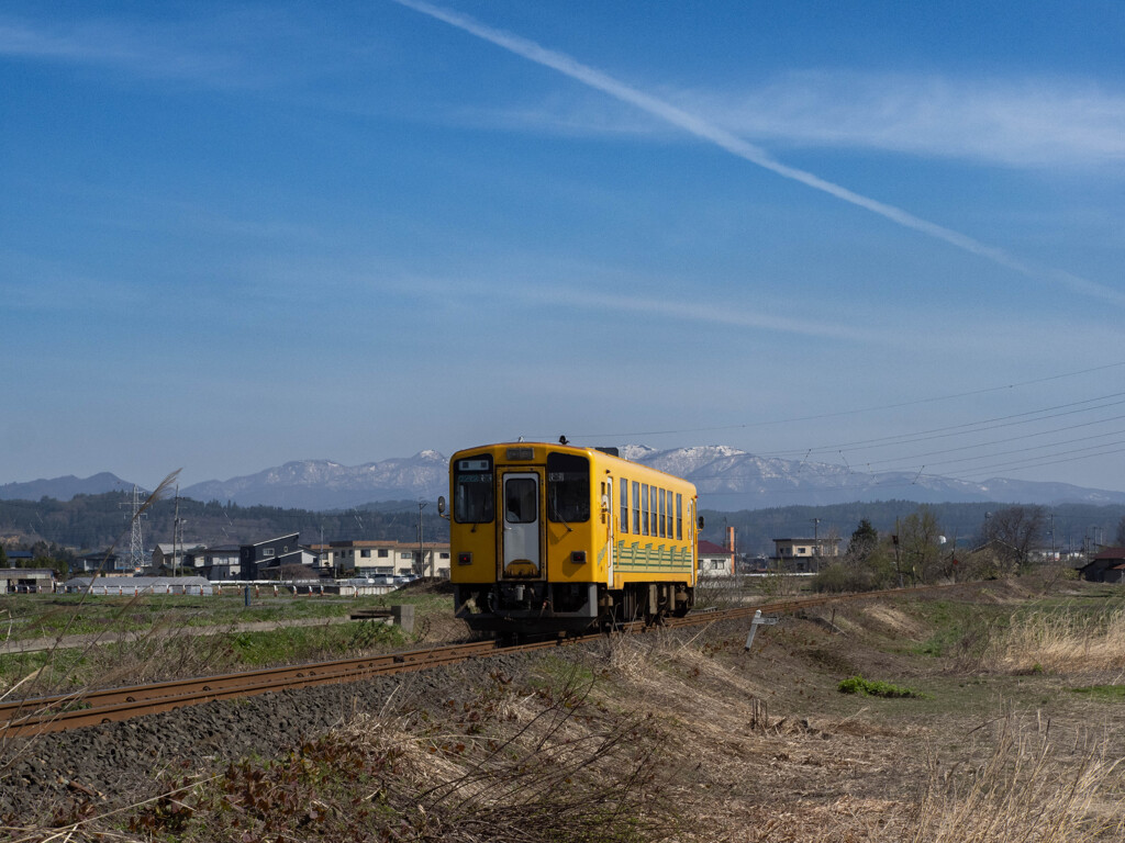 早春の線路、空にも