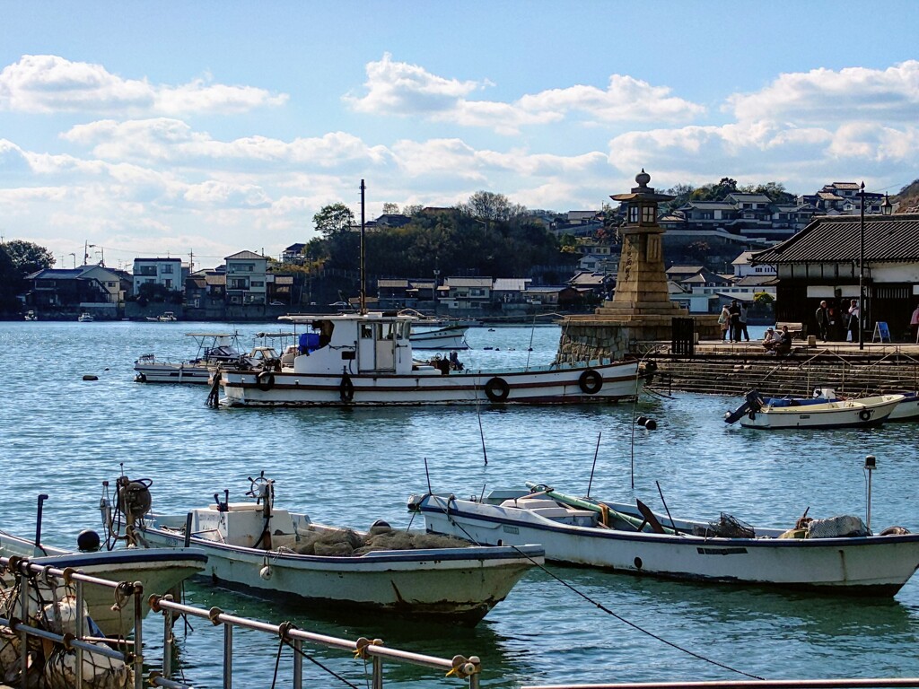 穏やかな昼の波に揺れて
