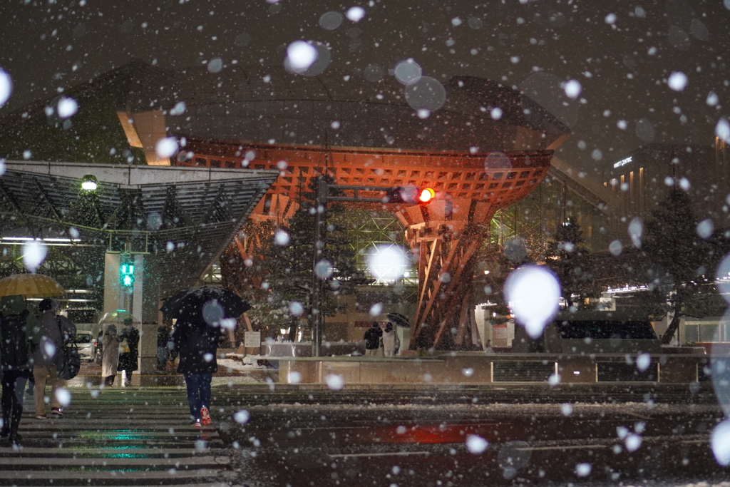雪降る金沢駅