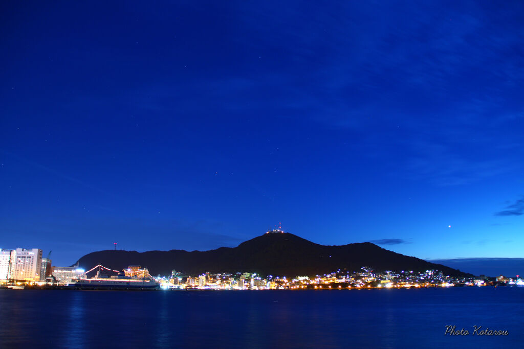 埠頭から見る函館山夜景