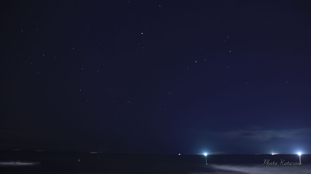 大森浜に浮かぶ漁火と星