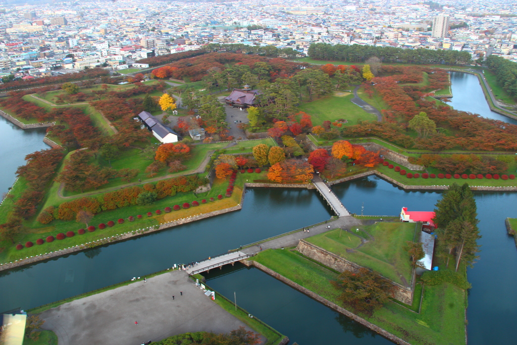 秋の紅葉時期の五稜郭公園