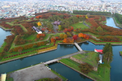 秋の紅葉時期の五稜郭公園