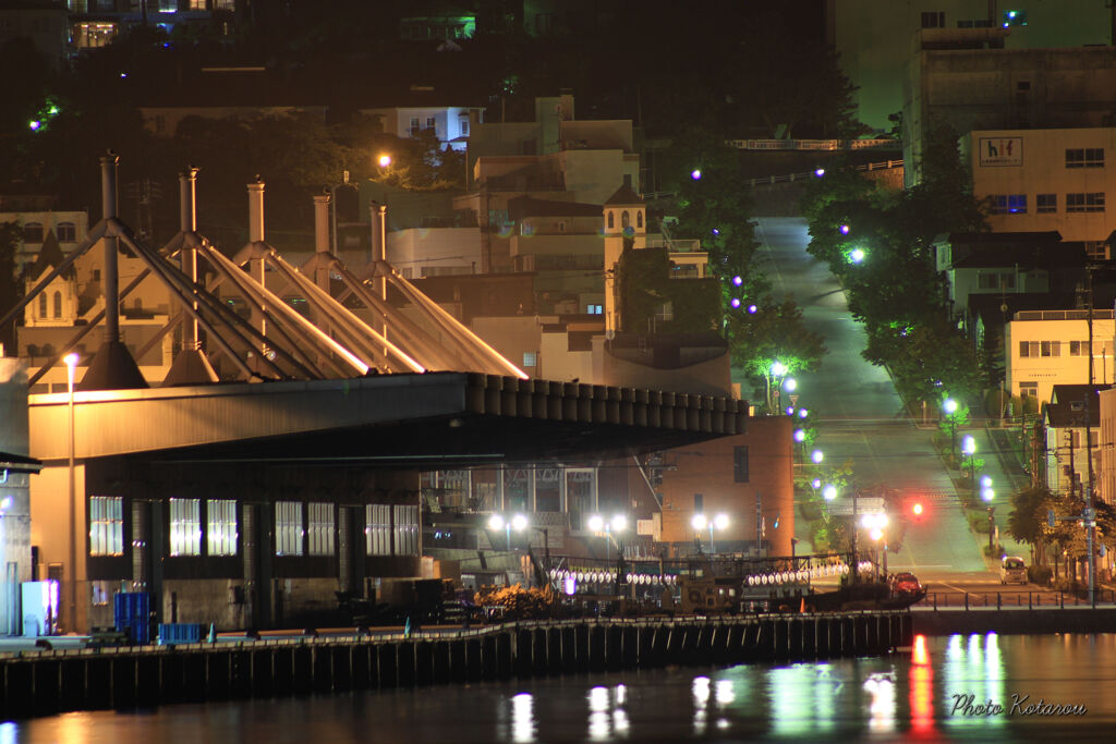 市場と八幡坂を望む函館夜景