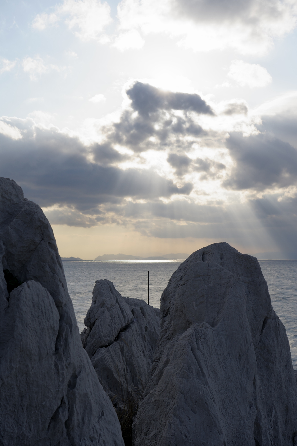 【白崎海洋公園】白岩と棒と薄明光線