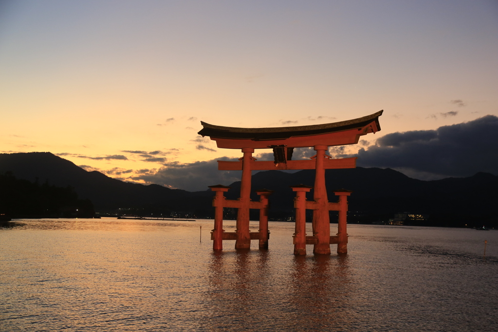 厳島神社の夕陽